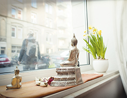 tl_files/buddhahaus/Fotos/buddha-am-fenster_website-2015.jpg